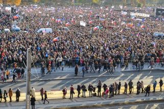 Letná bude praskat ve švech, věří Minář. Na protivládní demonstraci zve i rodiny s dětmi