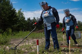 Krok vedle znamená tragédii. Prošli jsme se po minovém poli u Kyjeva - Novinky
