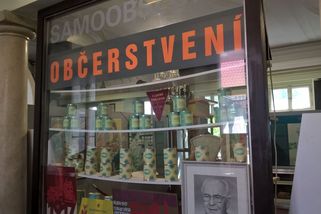 „Kdo nekrade, okrádá svou rodinu“ aneb Jak jsme žili v éře veksláků, front a bonů v šedi normalizace - Médium.cz