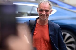 Jako švihák lázeňský si Ivan Trojan podmanil Vary: Single život mu svědčí, takhle vysmátého jsme ho dlouho neviděli - Super.cz