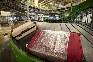 Nikomu se nedovoláte, stěžují si lidé na letišti. Na kufry čekají hodiny - Seznam Zprávy