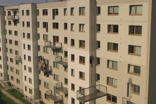 Kdo chce balkon, ať si ho zaplatí. Neobvyklý panelák v Jablonci udivuje chaotickou fasádou