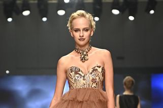 Dcera Zuzany Belohorcové a Vlasty Hájka v odvážných šatech hvězdou módního mola