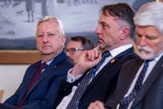 "Já neutíkám." Ministr Zůna po americké facce opět uprchnul před novináři