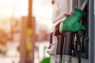 Opozici vadí zastropování marží u paliv, u snížení daně se neshodne - Garáž.cz