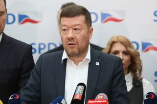 Okamura tvrdil, že jezdí v BMW po Pekarové. Na sní...