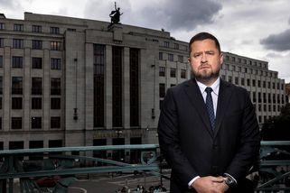 Guvernér ČNB Aleš Michl bere víc než šéf Fedu - Seznam Zprávy