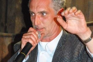 Alkoholové dno, pád z koně i udání StB. Tomáš Hanák našel klid až v rezavé ruině u kolejí - Médium.cz