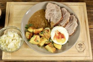 Kouzlo domácí kuchyně: Naučte se připravit dokonalou pečenou krkovici s omáčkou, která vás dostane | Jednoduché vaření bez breptů