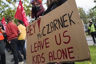 V Polsku zakázali školačkám krátké sukně. Aby nedráždily spolužáky a učitele - Novinky