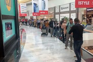 Před pražským očkovacím centrem jsou opět fronty - Novinky