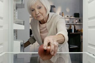 „Netopím a sprchuju se v lavoru.“ Ti nejohroženější už víc šetřit nemohou - Seznam Zprávy