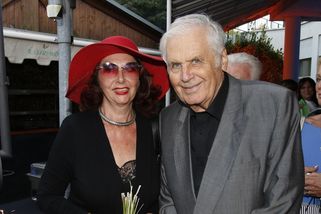 S kým žije Saskia Burešová: Přes 50 let miluje režiséra Kalendária, jeho nedávný úraz ji vyděsil - Médium.cz