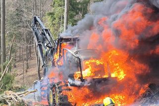 V lese u Zděchova hořel harvestor. Hasiči bojovali s plameny i nepřístupným terénem