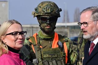 Náborový příspěvek pro vojáky bude až milion korun, schválili senátoři - Novinky