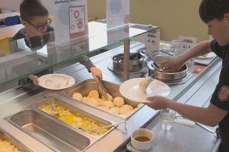 Nebezpečný experiment, brojí odborníci proti novele o školních jídelnách. Zaplatí ho rodiče