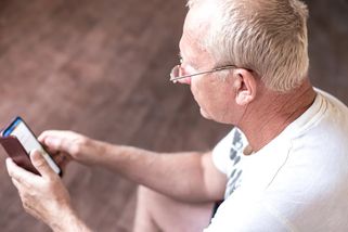 Senioři zbytečně platí víc. 5 nároků na slevu, o kterou si musíte říct sami a dostanete ji