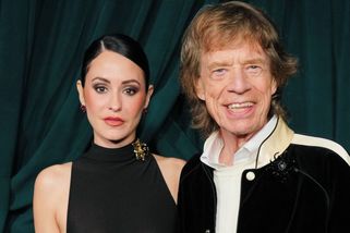 Vnučka? Kdepak! Mick Jagger si výjimečně vyšel s o 44 let mladší snoubenkou. Ta díky průsvitné látce ukázala přednosti - Super.cz