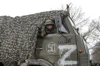 Putin poslal násilím na Ukrajinu „záklaďáky“. Změnili jim status na vojáky z povolání - Novinky