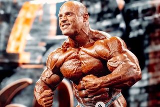 Kulturistovi praskl na závodech v Praze sval, přesto vyhrál balík peněz