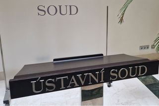 Muž se v Brně nerozhlédl a vešel přímo před tramvaj. I tak by mohl mít nárok na odškodné, řekl Ústavní soud - Novinky