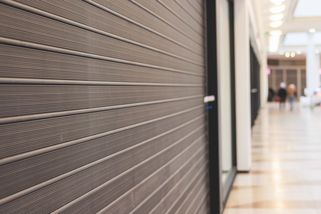 Měly by se obchody v Česku v neděli zavřít? Téma, které dostává Čechy do varu