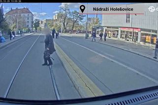 Matka s dětmi vběhla v Praze přímo před tramvaj. Dopravní podnik ukázal videa ze střetů s chodci | Novinky.cz: Krimi