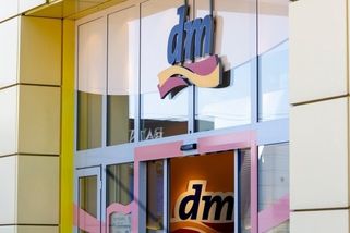 Řetězec dm stahuje dětskou výživu. Zákazníky žádá, aby ji nepodávali dětem a vrátili do prodejen