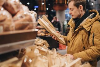 Konec nehygienickému osahávání pečiva v obchodech: V zahraničí dostali revoluční nápad