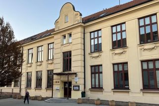 Žádné tepláky ani crop topy. Škola Sirotkova v Brně zavádí pravidla pro oblékání a žáky posílá převléct