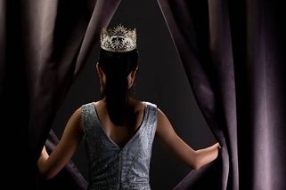 Soutěžící v Miss šokovala promenádou v plavkách, začala tančit. Video boří sítě