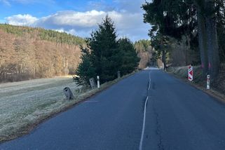 Nečekaně jim uzavřeli jedinou cestu do Chodova. Tatrovice si proto vyfrézovaly vlastní lesní cestu