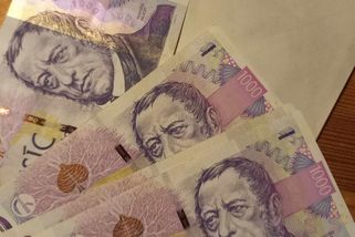 Všichni tihle Češi dostanou od července 2024 tisíce Kč každý měsíc
