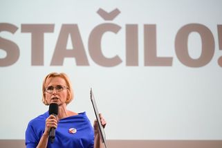 Ujelo mi to. A nepsala jsem to já. Komunistka Konečná se omluvila za jedovatou „citlivost“ k Pekarové - Novinky