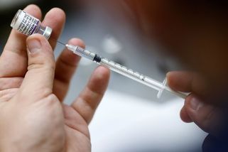 Imunolog Drbal: Netestováním očkovaných vláda vědomě šíří infekci covidu - Novinky