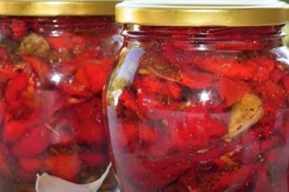Manželův přísně tajný recept na nakládané papriky s česnekem, o který se musím podělit – přidávám je téměř do všeho