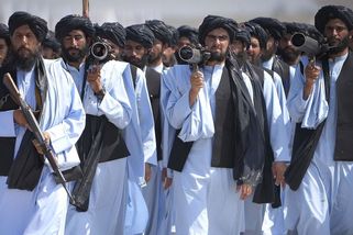 Tálibán propustil téměř 300 bojovníků, protože jim nerostly vousy. Dalších 450 si muselo upravit účesy - Novinky