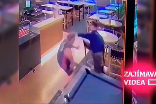 Agresivní host napadl číšníka. O pár vteřin později schytal tvrdý hák | Zajímavá videa