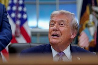 Trumpův narozeninový dárek promění Bílý dům v arénu bijců v kleci