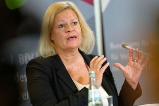 Je to vážné, přiznává německá ministryně vnitra. Slibuje tvrdý postup proti islamistům - Novinky