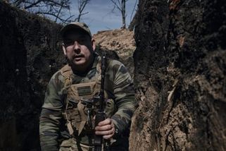 Brutální video ukazuje, jak Rusové řezají zajatci hlavu. Ukrajina slibuje krvavou odplatu