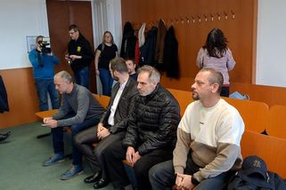 Dozorce měl vězni namířit taser do genitálií. U soudu se přehrávaly záběry, jak bachaři muže táhnou do místnosti bez kamer - Novinky