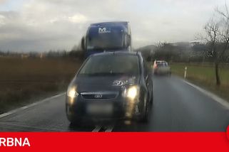 Plná čára ho nezastavila. Muž při předjíždění u Ořechova málem smetl policisty