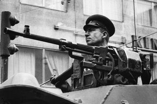 Zapomenuté oběti sovětské okupace: Trafikantku rozdrtil obrněnec, elektrikáře zabili před jeho synem - Médium.cz