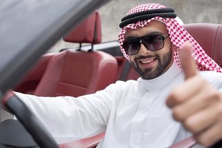 Přes 30 let se vydával za arabského prince. Žil si jako král, podváděl boháče a utrácel miliony - Médium.cz