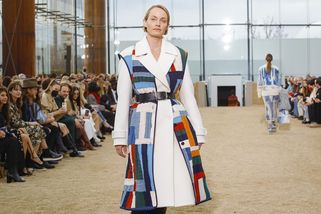 Modelky 50+ konečně vítány! Na přehlídkách se čím dál častěji objevují i zralé ženy - Proženy.cz