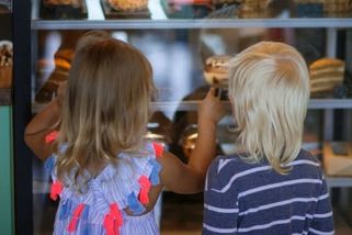 Zákaznice obvinila další pražskou restauraci, že uvnitř nechce děti. Podnik se brání, že jde o lež