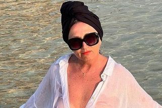 Průsvitná „košilela“, „souměrná“ Bára. Do vody namočená Basiková vzbudila rozruch fotkou svých ňader - Super.cz