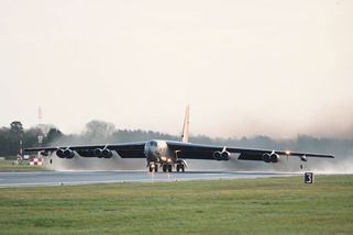 Americký bombardér B-52 vyslal nad Británií nouzový signál - Novinky