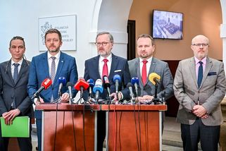 Komentář: Z programových slibů vlády toho moc nezbylo. Vláda by měla požádat znovu o důvěru